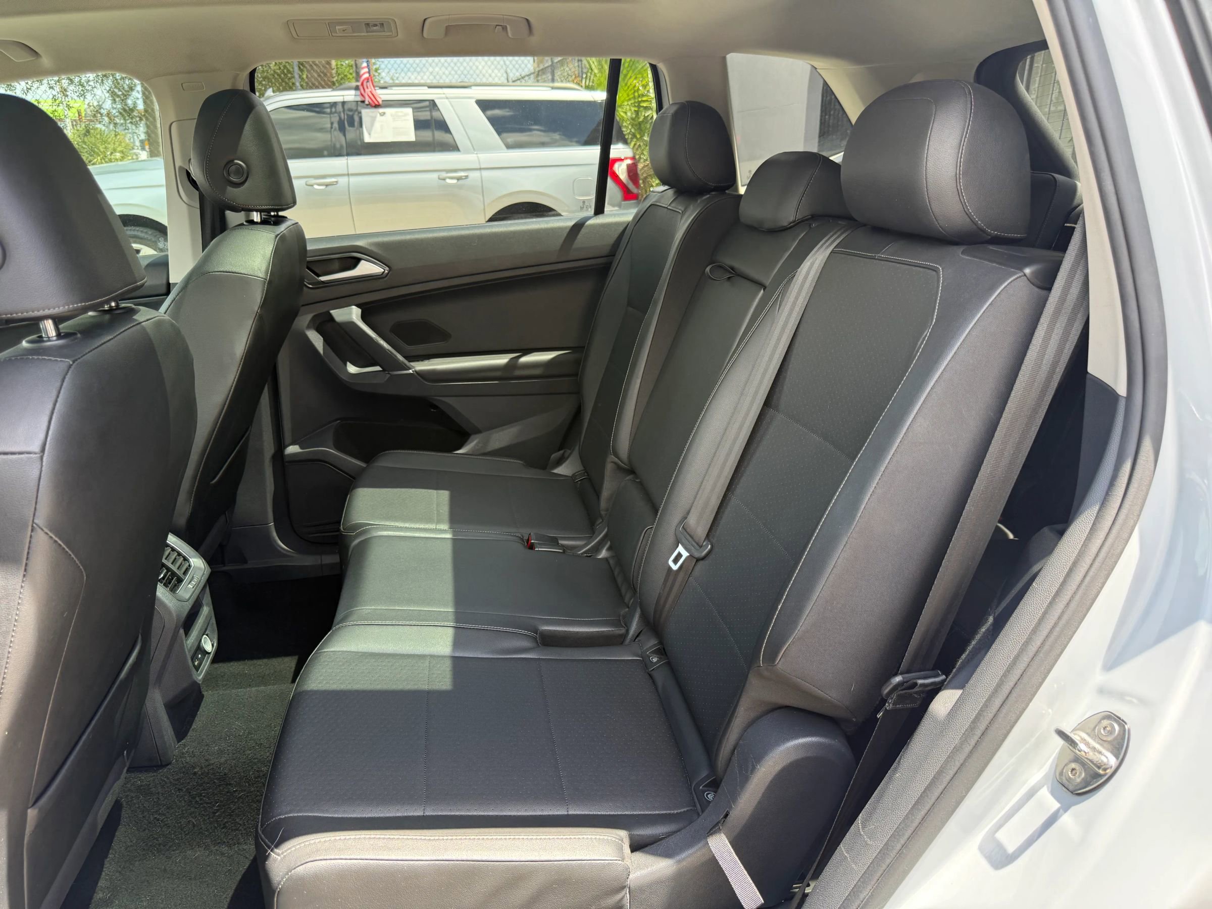 Used 2018 Volkswagen Tiguan SE w/ Panoramic Sunroof Package FWD image 16