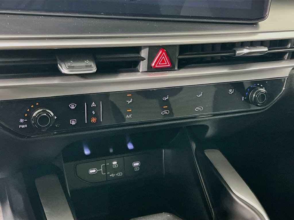Certified 2025 Kia Sorento LX FWD image 16