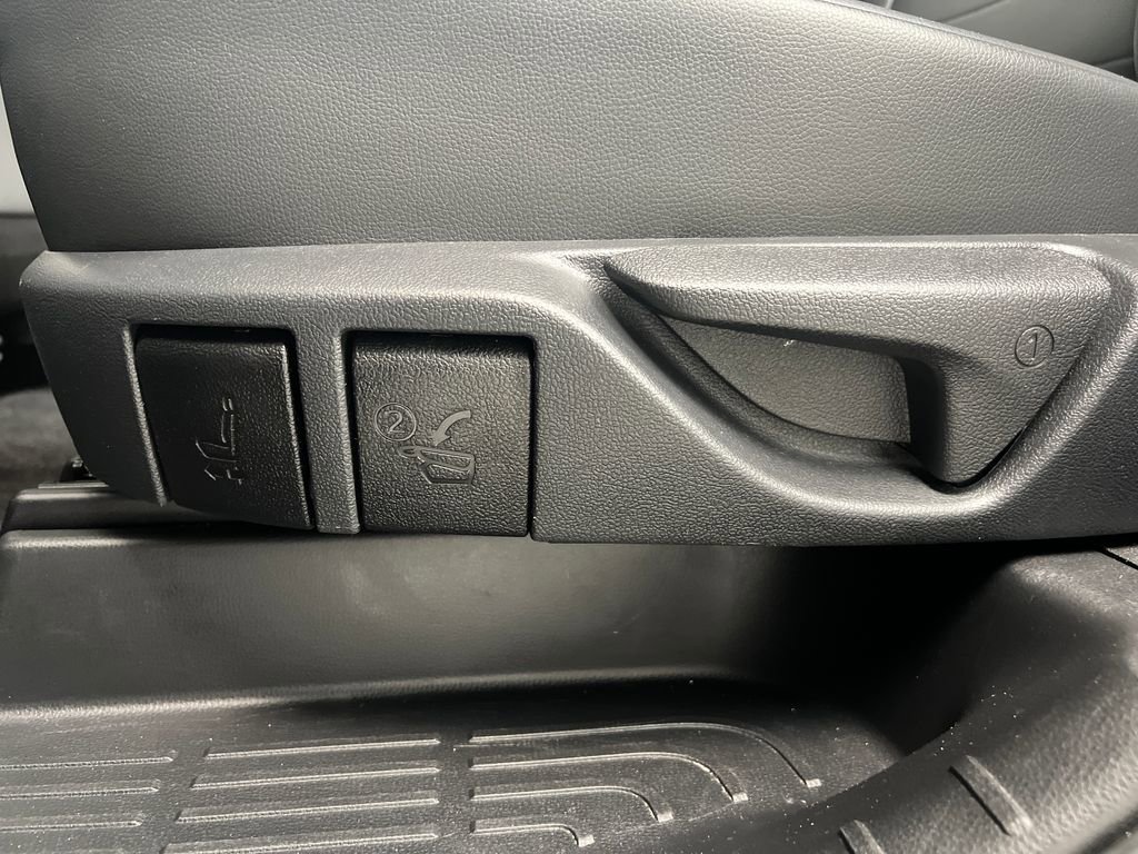 Used 2025 Toyota Highlander XLE FWD image 14