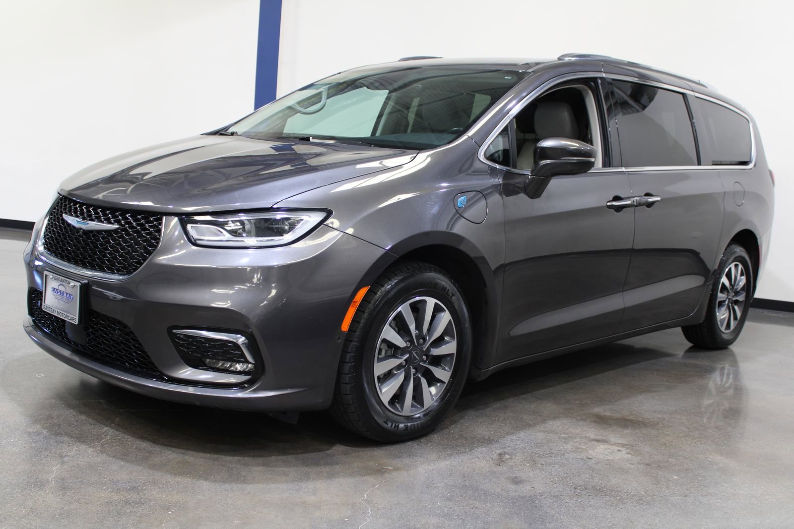Used 2021 Chrysler Pacifica Touring-L FWD image 6