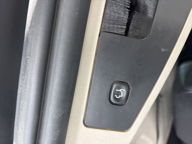 Used 2014 Chrysler Town & Country Touring-L FWD image 9