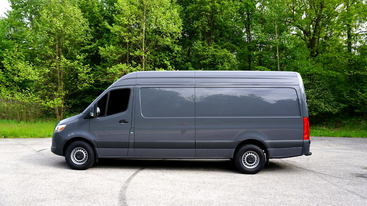 Used 2024 Mercedes-Benz Sprinter 2500 image 2