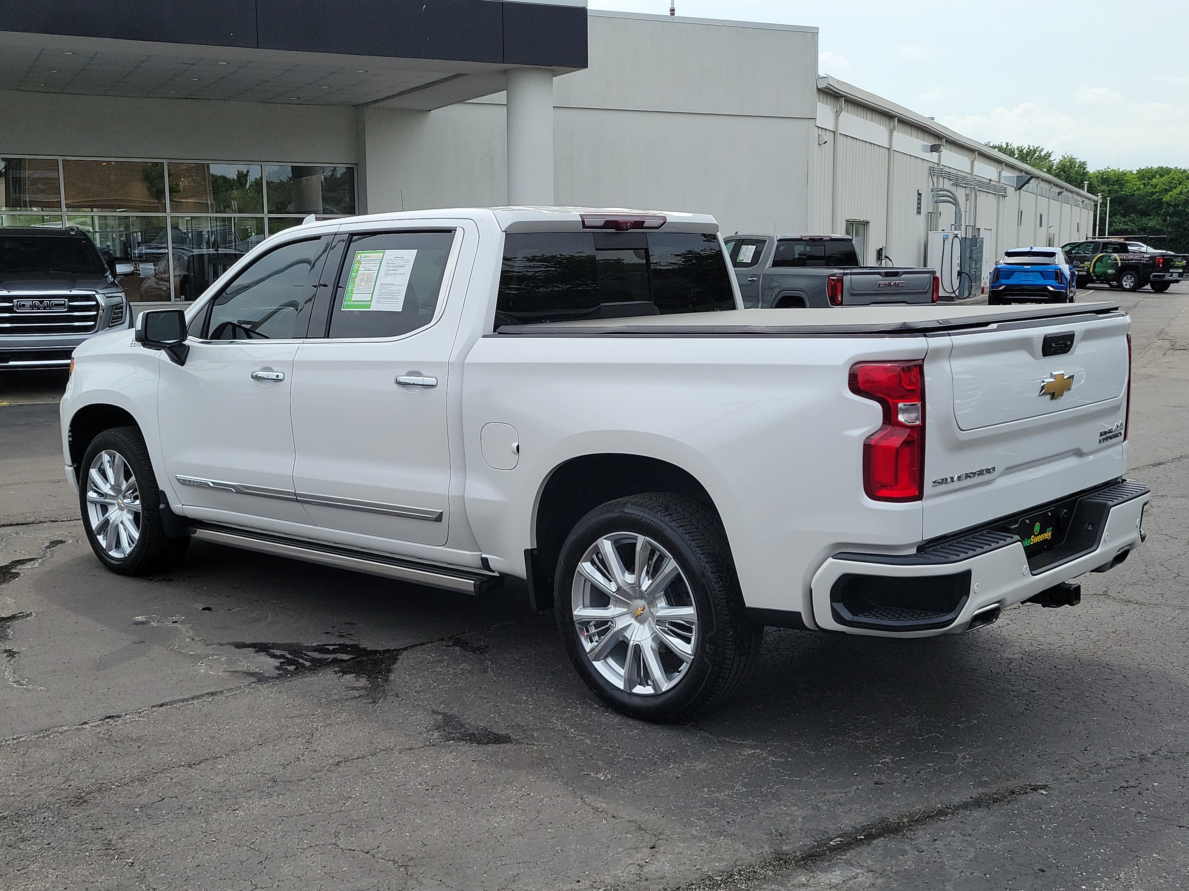 Used 2023 Chevrolet Silverado 1500 High Country w/ High Country Premium Package AWD/4WD image 3