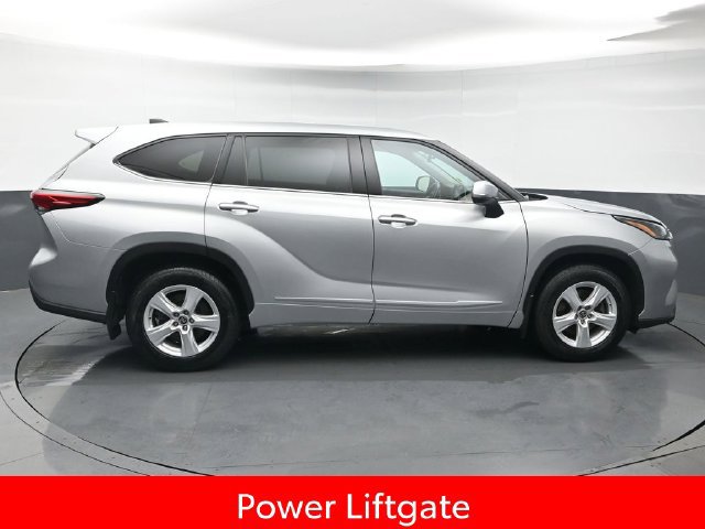 Used 2022 Toyota Highlander LE AWD/4WD image 8
