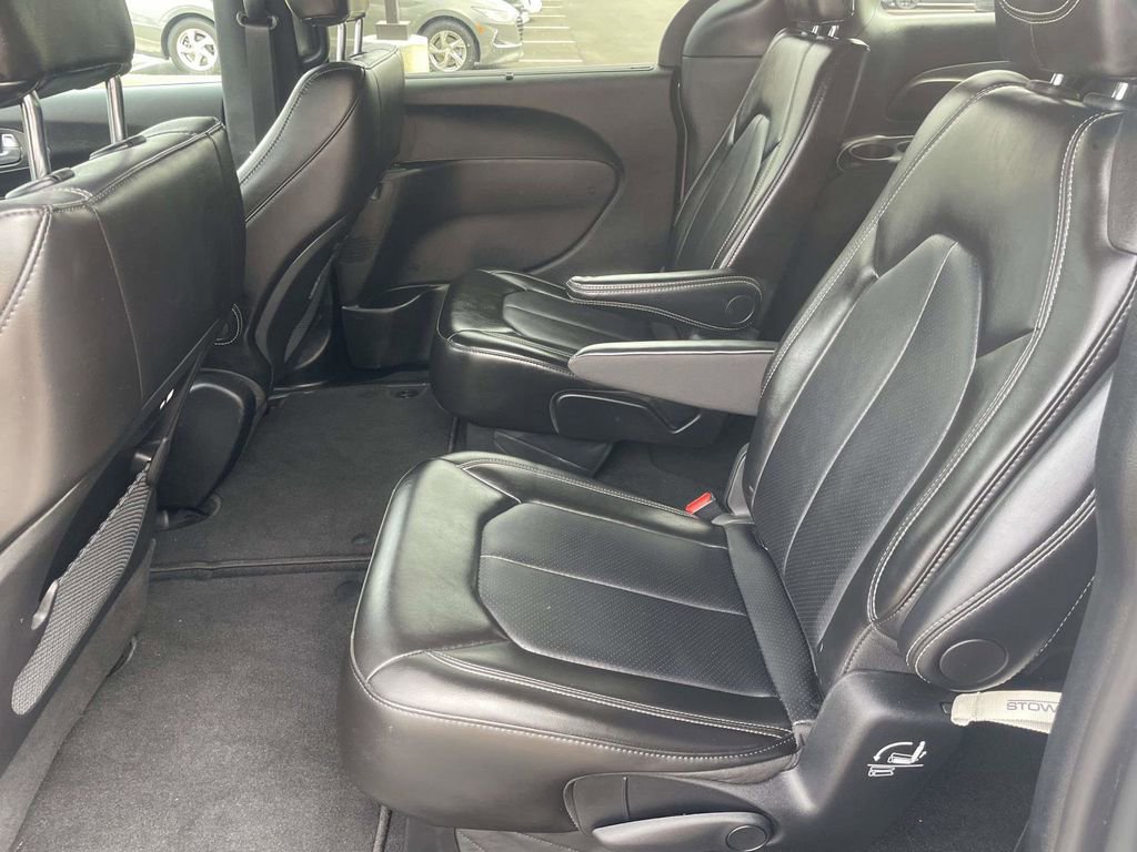 Used 2025 Chrysler Pacifica Select image 9