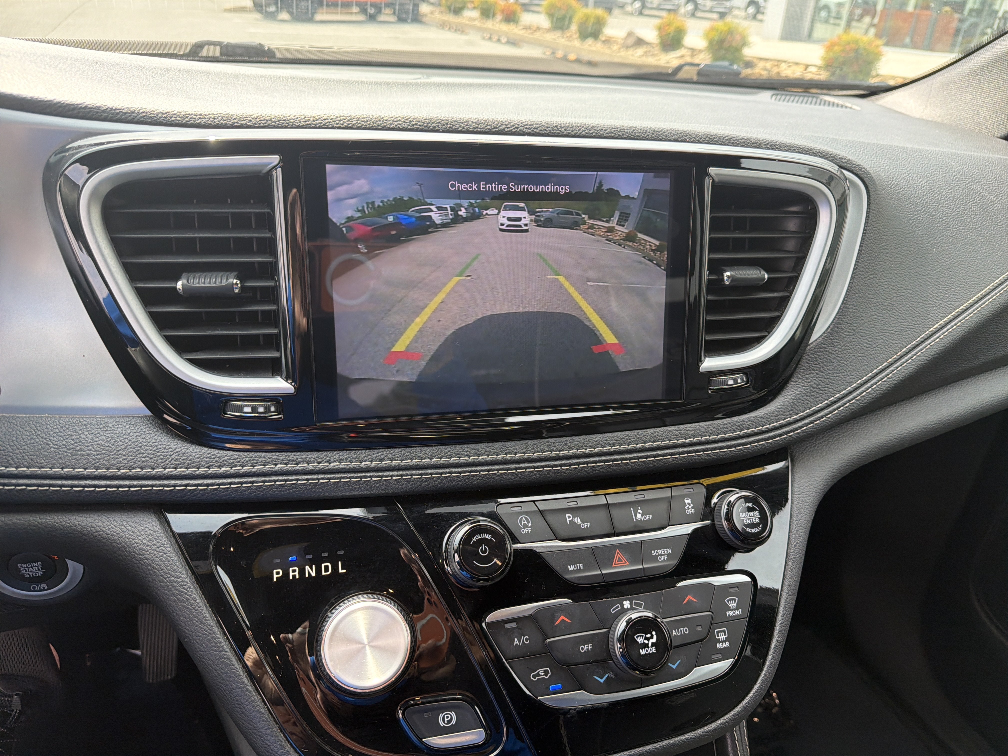 Used 2025 Chrysler Pacifica Limited FWD image 36