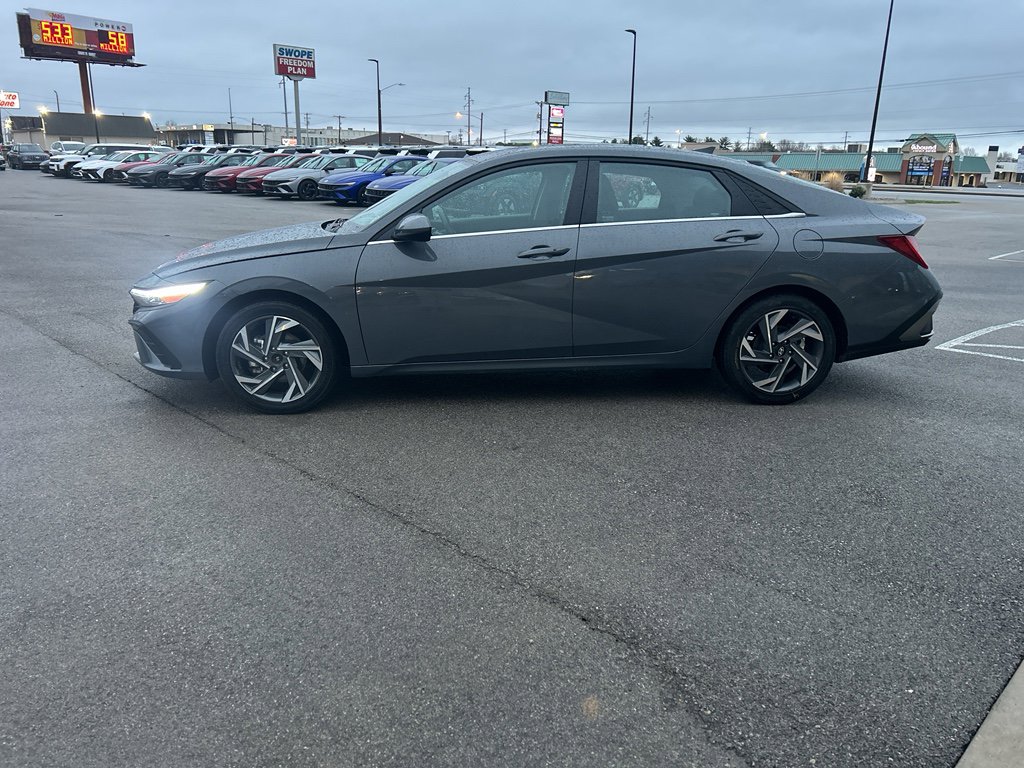Used 2025 Hyundai Elantra SEL image 4
