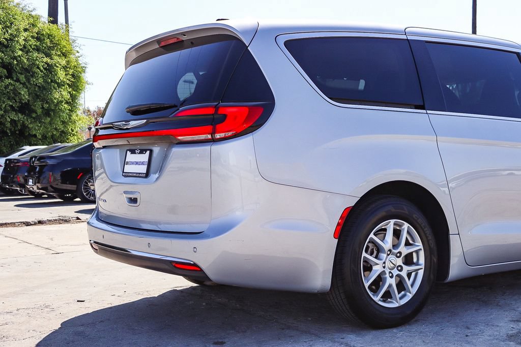 Used 2024 Chrysler Pacifica Touring-L FWD image 11