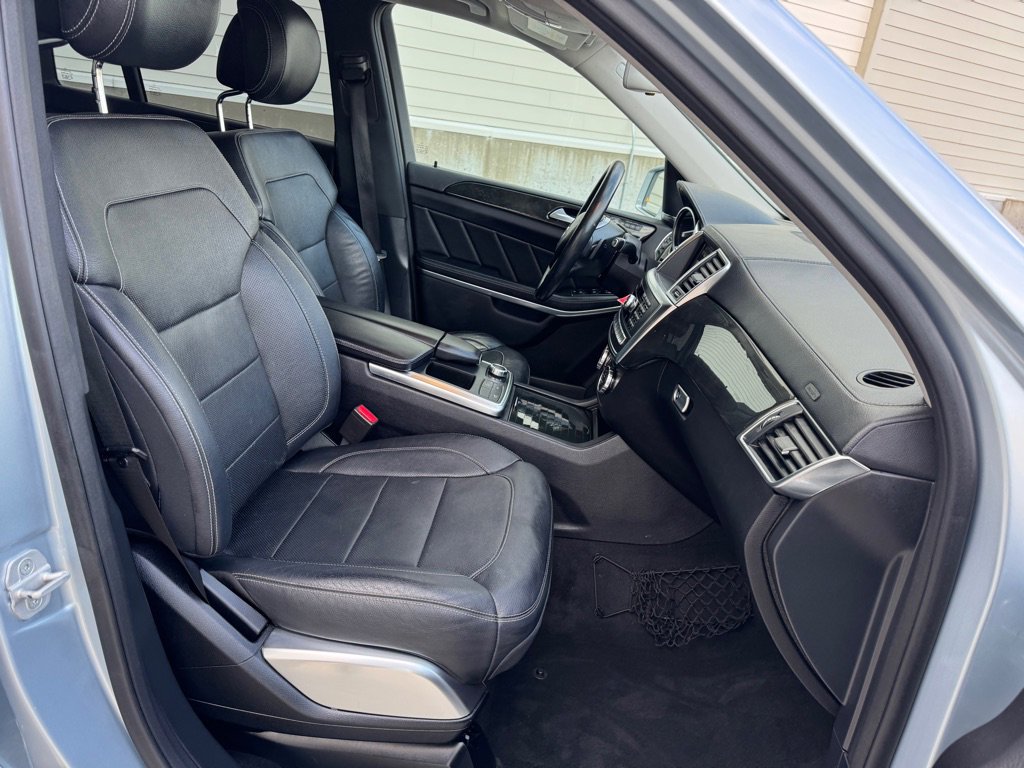 Used 2016 Mercedes-Benz GL 550 4MATIC image 28