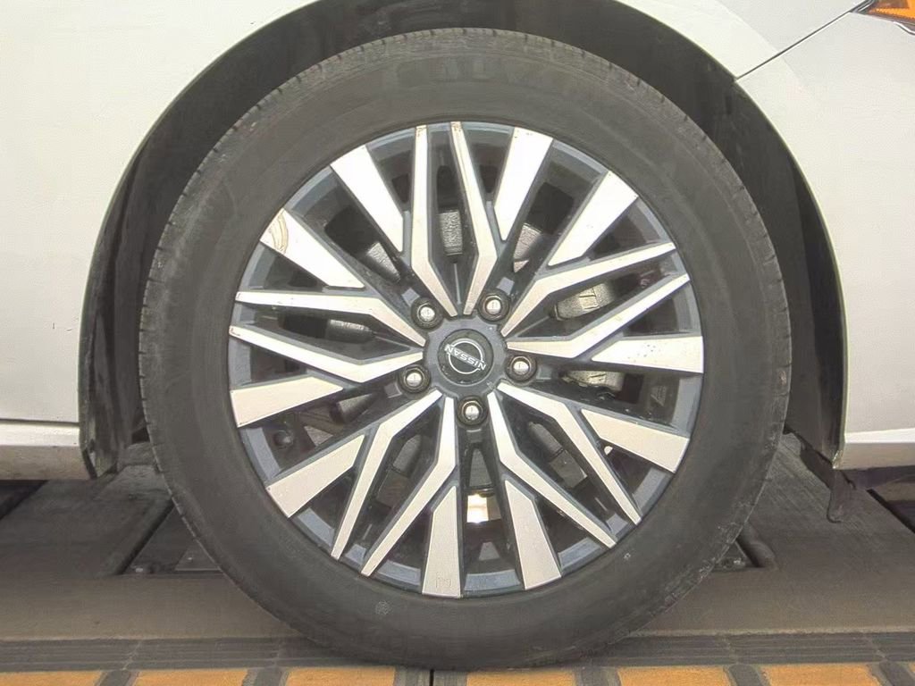 Used 2024 Nissan Altima 2.5 SV image 11