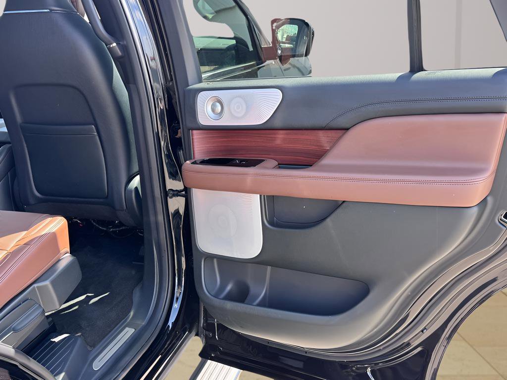 Used 2024 Lincoln Navigator Reserve image 34