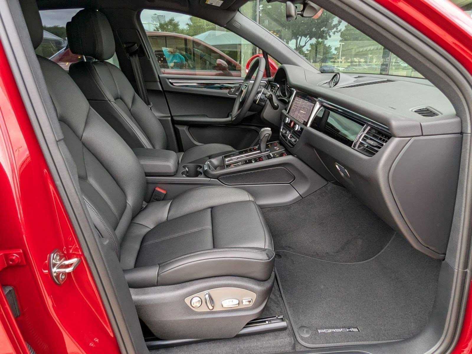 Certified 2025 Porsche Macan image 25