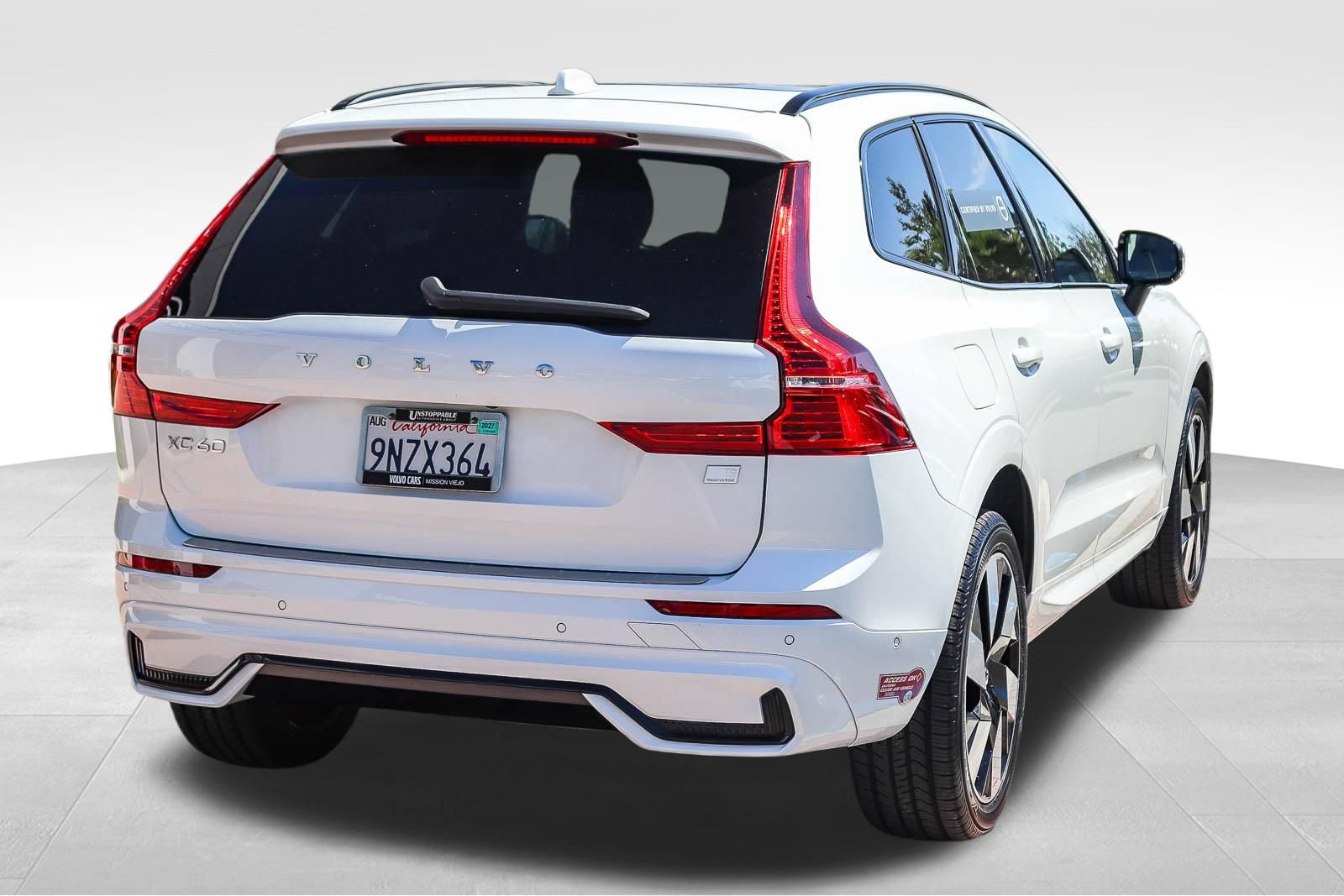 Used 2024 Volvo XC60 T8 Plus w/ Protection Package Premier AWD/4WD image 8