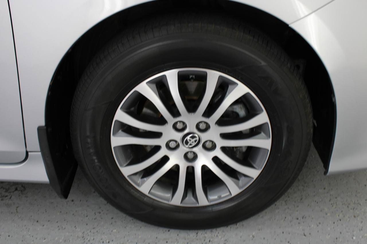 Used 2020 Toyota Sienna XLE Premium FWD image 71
