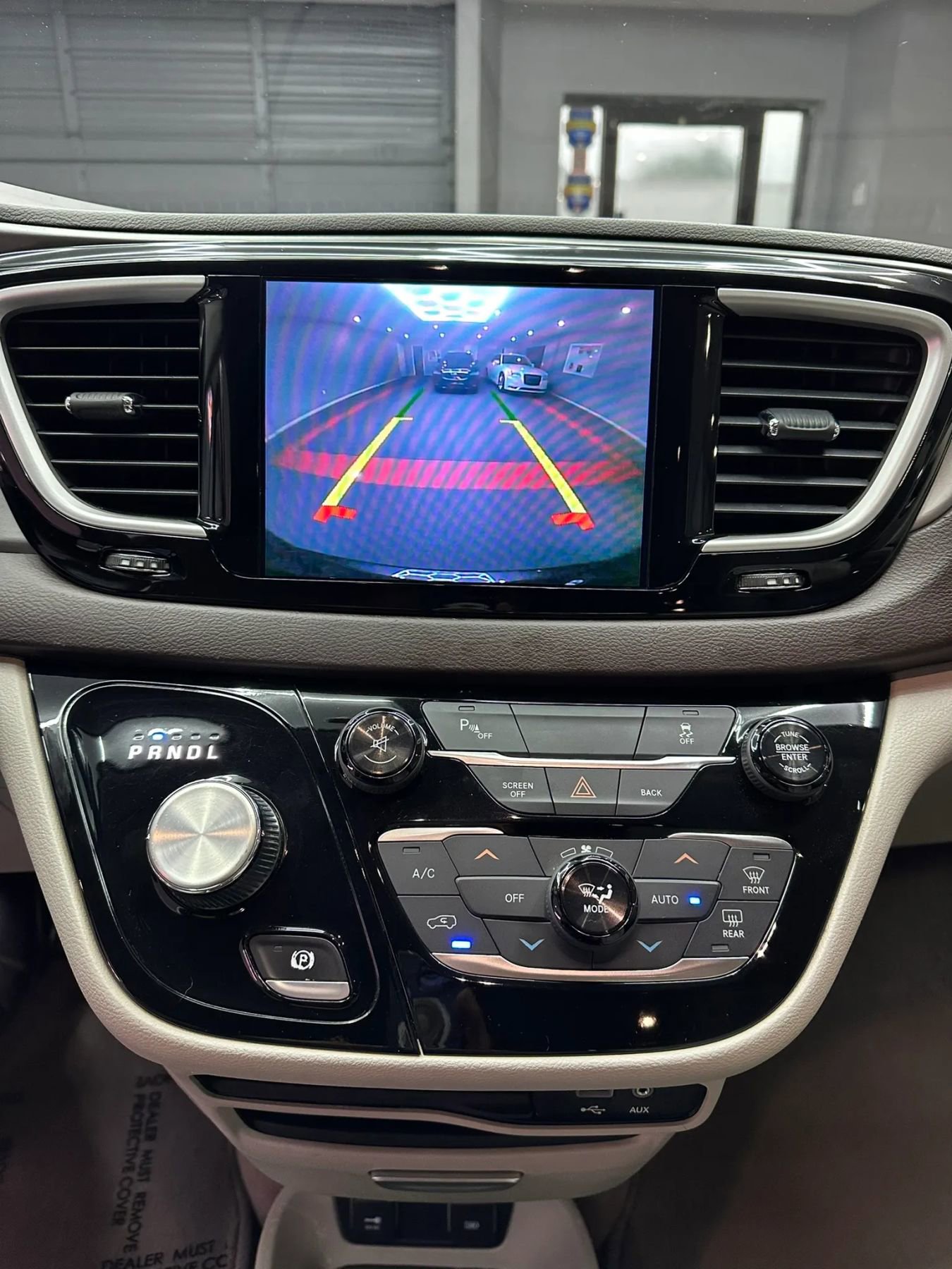 Used 2017 Chrysler Pacifica Touring-L FWD image 18