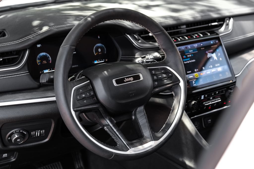 Used 2023 Jeep Grand Cherokee Limited w/ Luxury Tech Group II AWD/4WD image 4