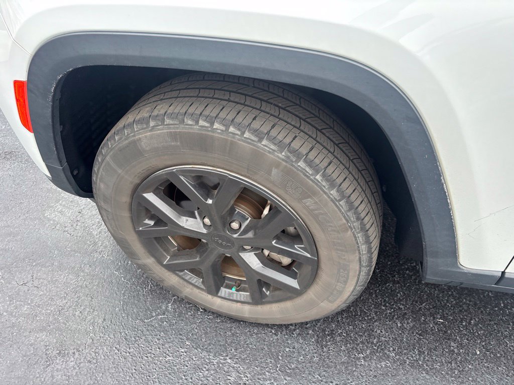 Used 2023 Jeep Grand Cherokee L Limited AWD/4WD image 9
