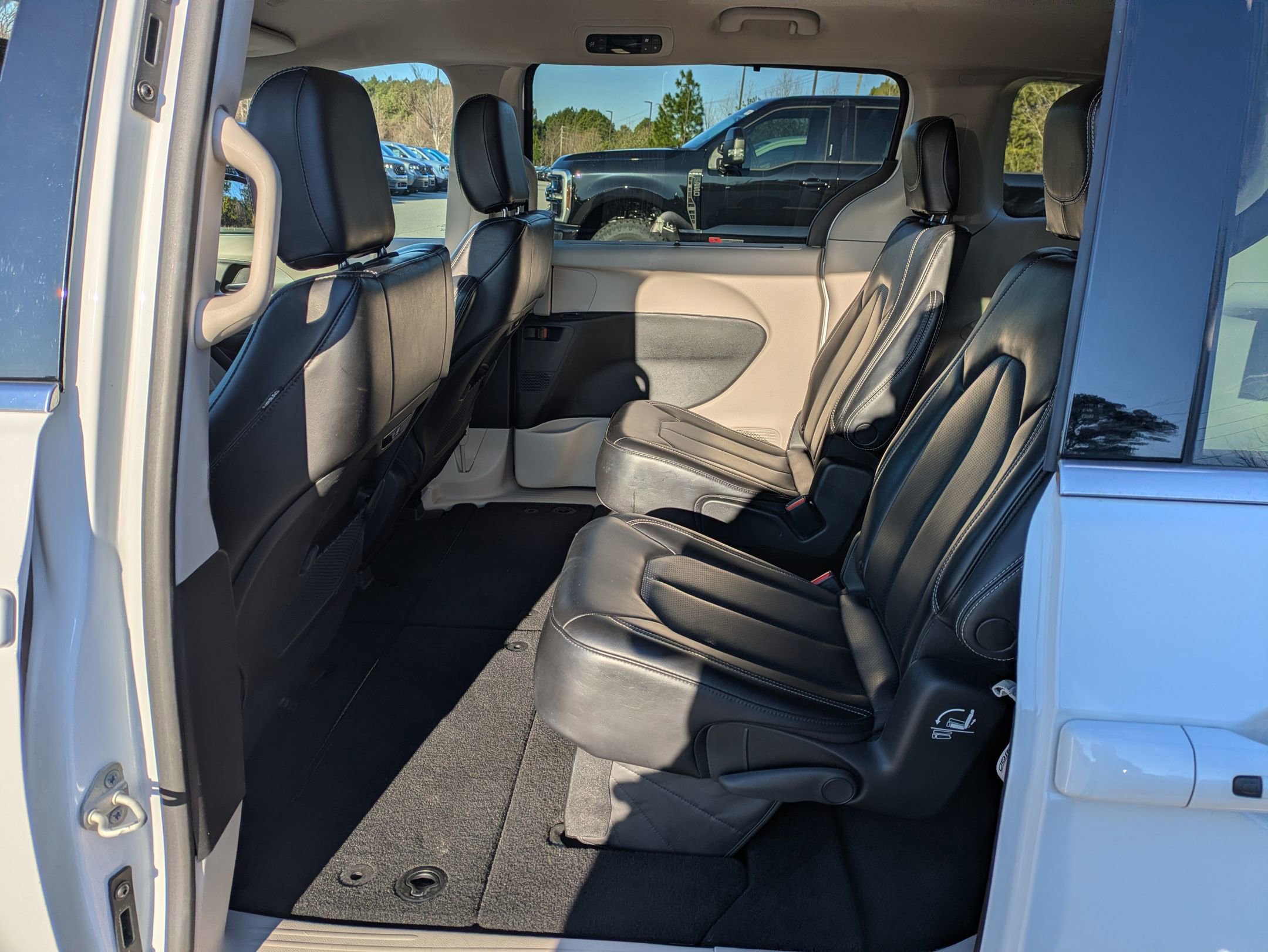 Used 2023 Chrysler Pacifica Touring-L image 27