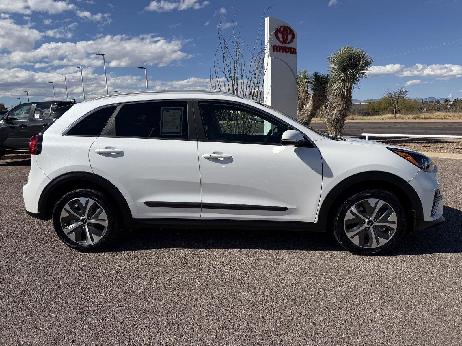 Used 2022 Kia Niro EX Premium w/ Cold Weather Package image 7