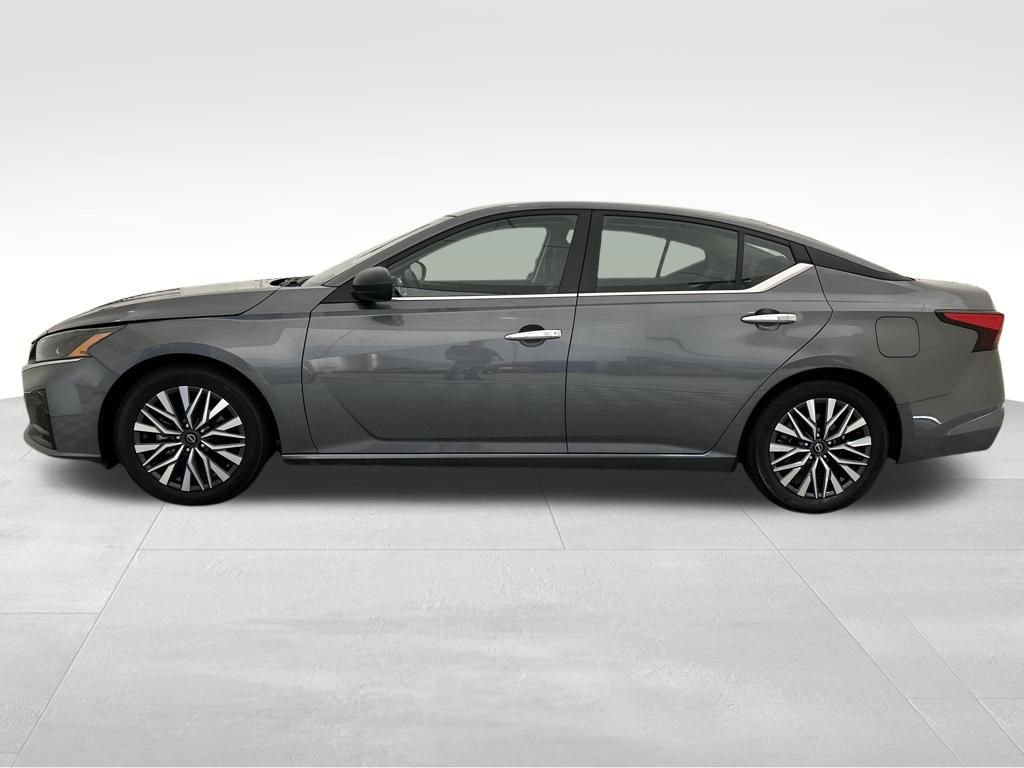 Used 2024 Nissan Altima 2.5 SV image 2