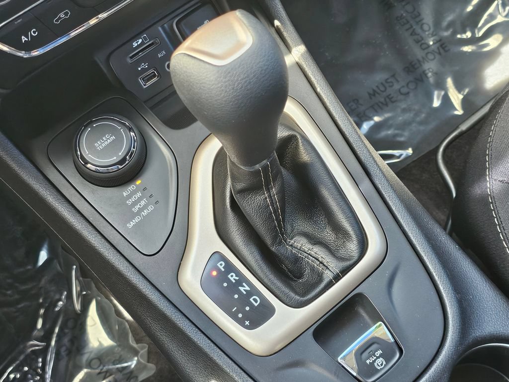 Used 2017 Jeep Cherokee Sport AWD/4WD image 38