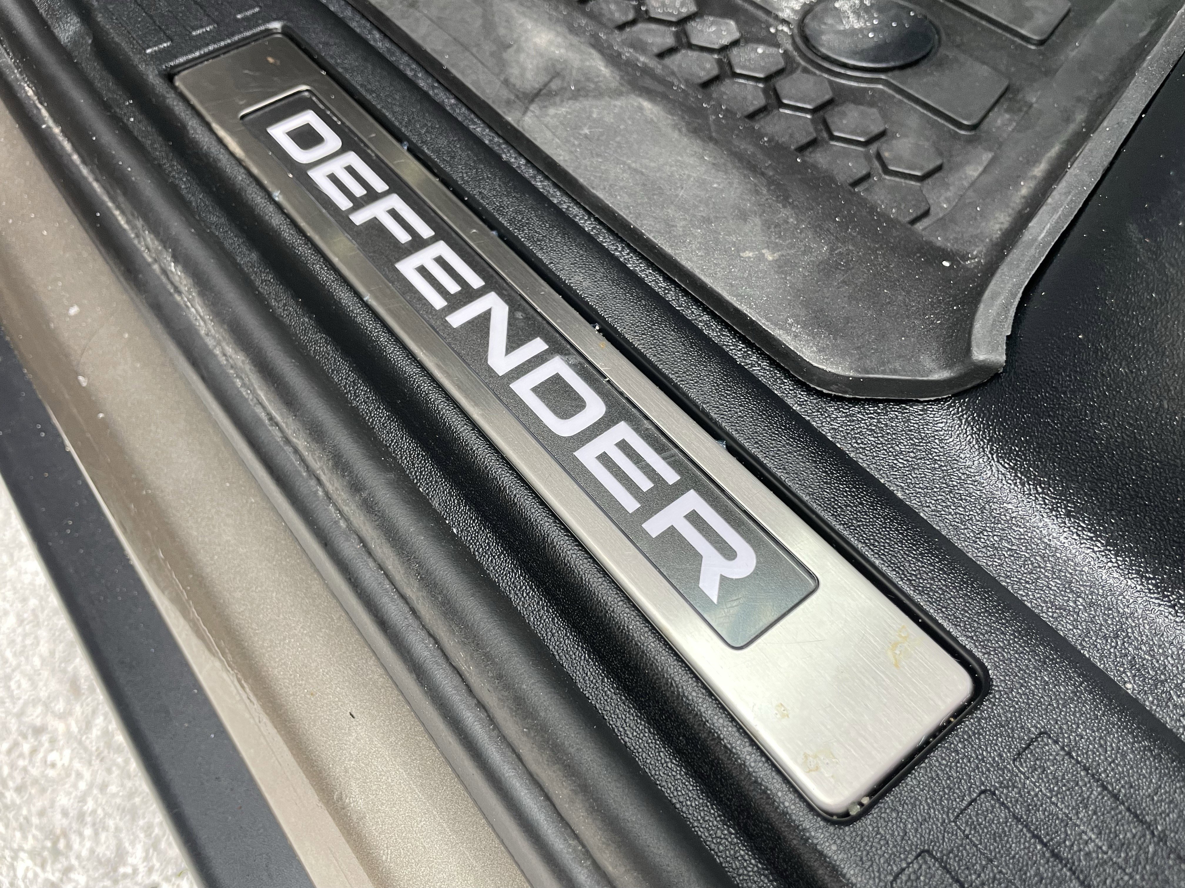 Used 2025 Land Rover Defender 110 image 39