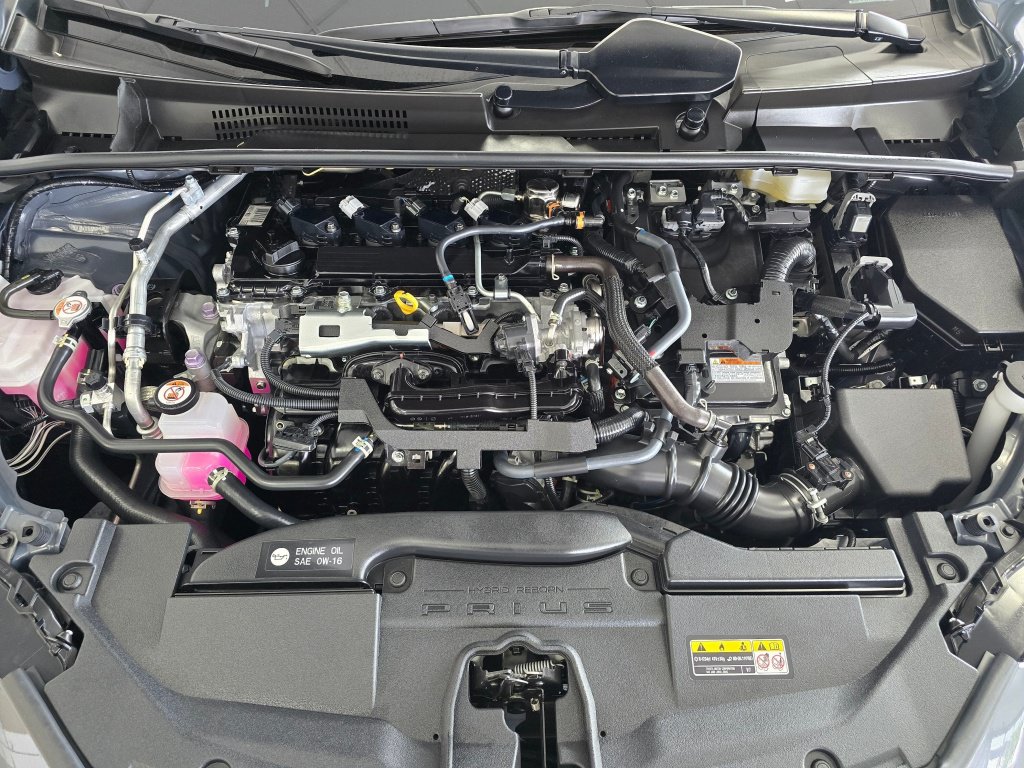 Used 2025 Toyota Prius XLE AWD/4WD image 12