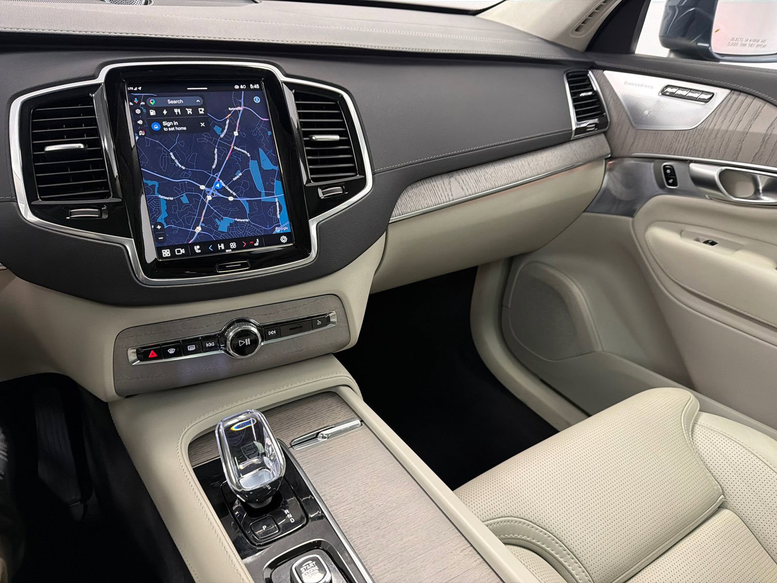 Used 2024 Volvo XC90 T8 Ultimate w/ Lounge Package image 26