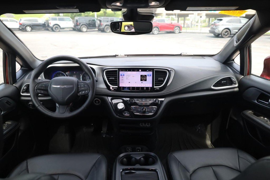 Used 2021 Chrysler Pacifica Touring-L w/ Premium & Safety Sphere Group FWD image 7