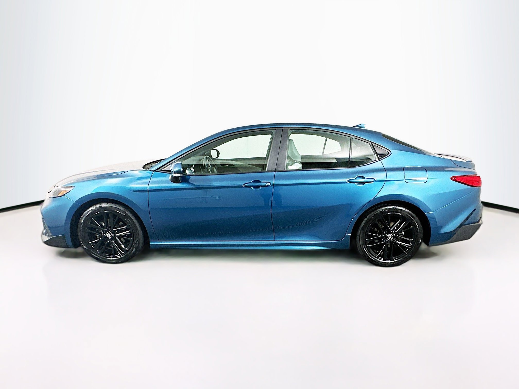 Used 2025 Toyota Camry SE image 4