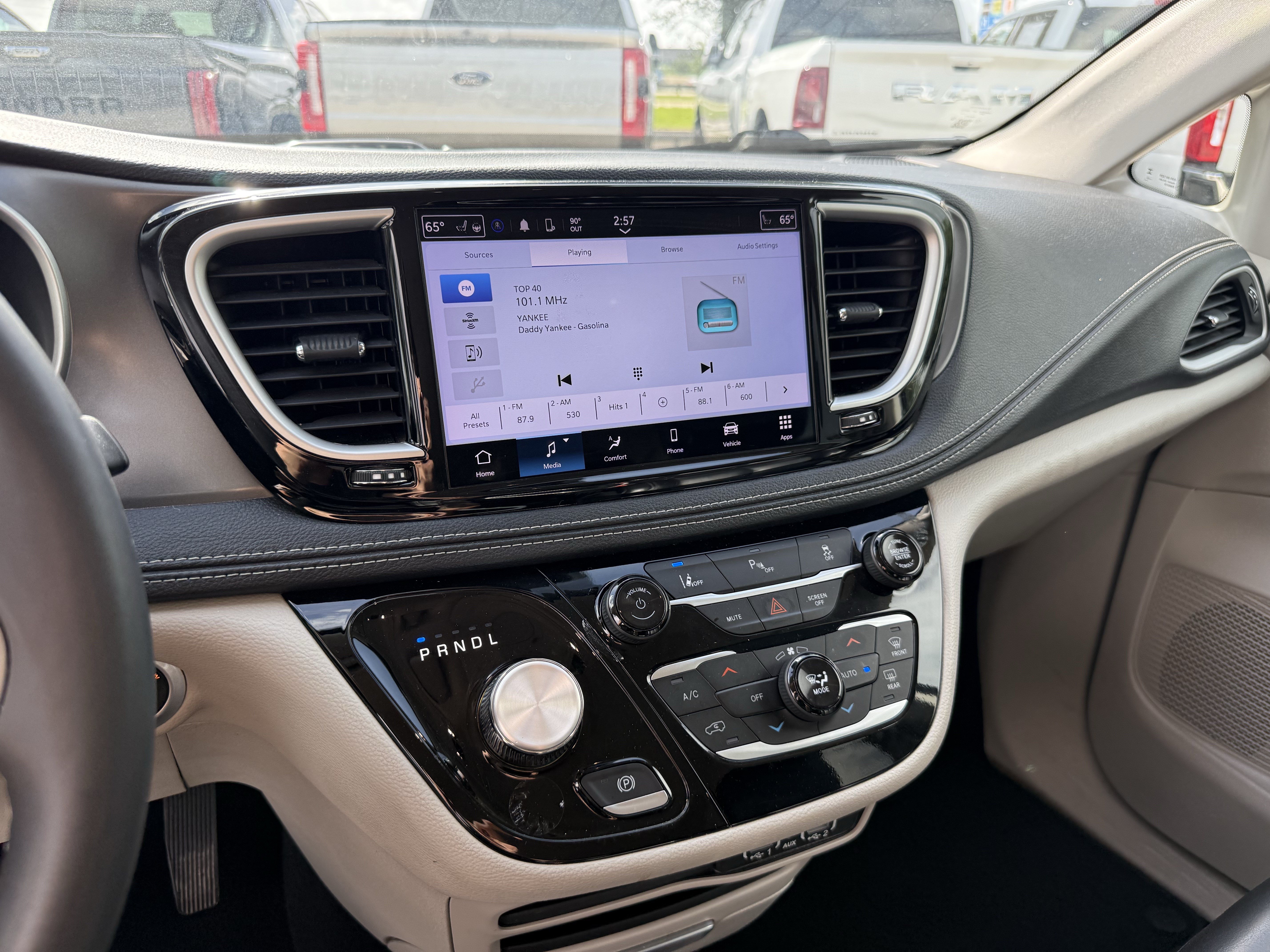 Used 2023 Chrysler Pacifica Touring-L FWD image 19