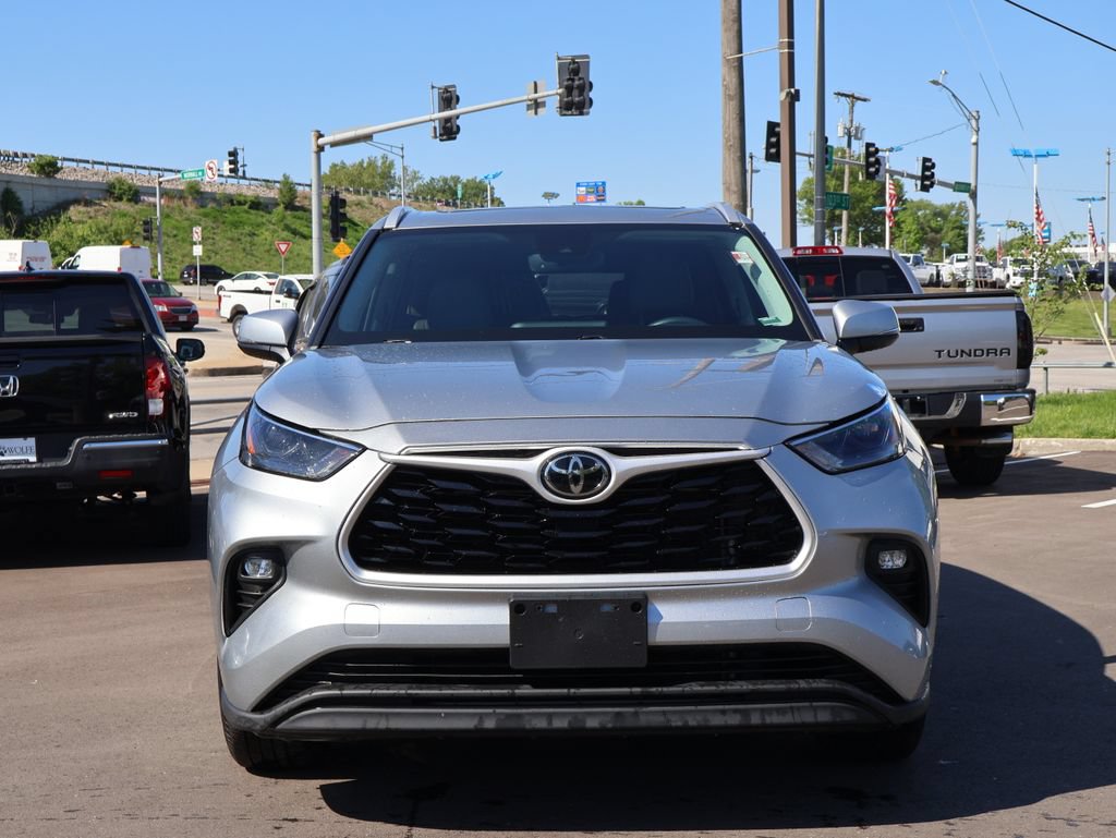 Used 2022 Toyota Highlander XLE FWD image 2