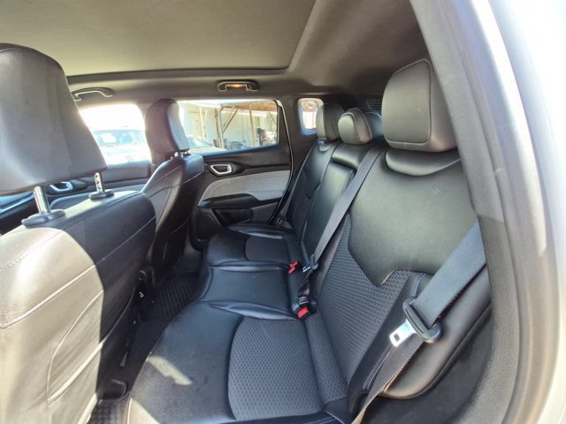 Used 2025 Jeep Compass Latitude w/ Sun & Sound Group AWD/4WD image 22