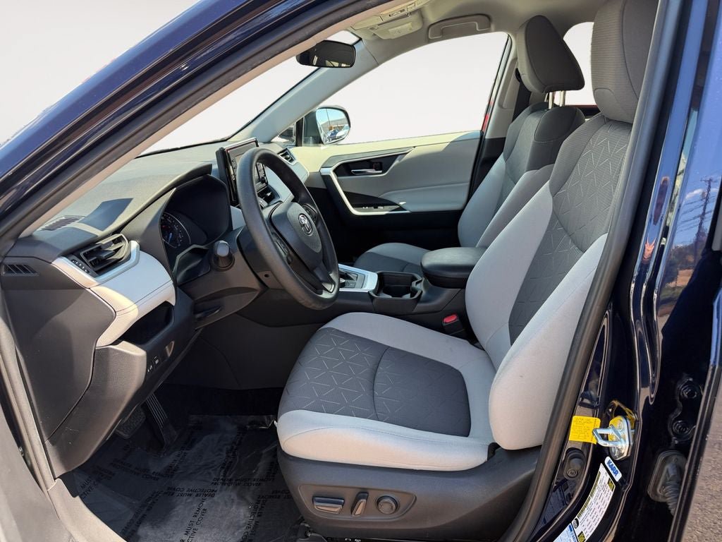 Used 2021 Toyota RAV4 XLE AWD/4WD image 6