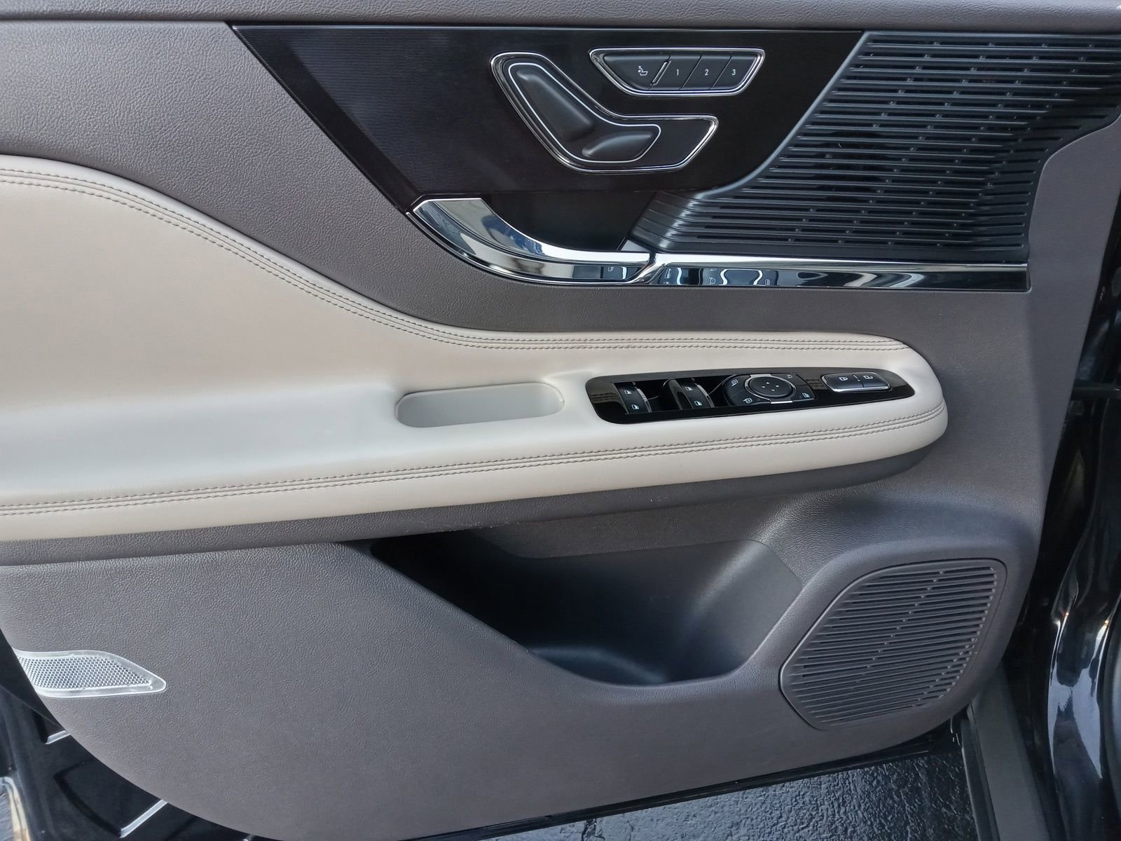 Used 2020 Lincoln Corsair Standard w/ Premium Package image 8