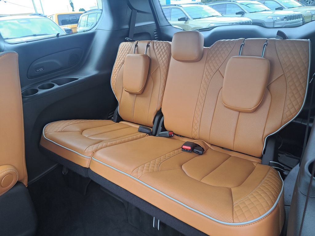 Used 2023 Chrysler Pacifica Pinnacle FWD image 32