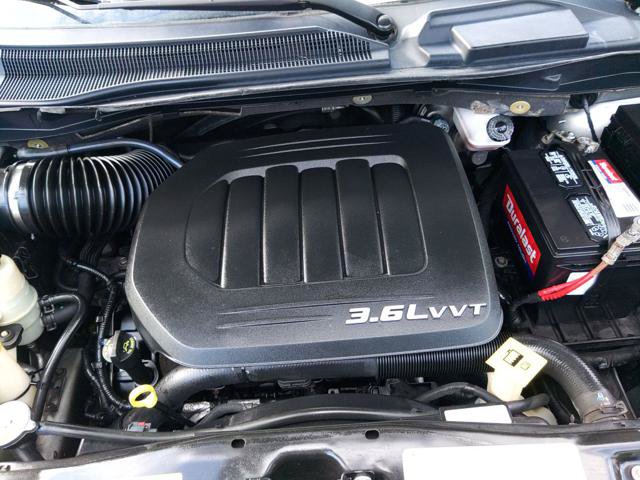 Used 2011 Chrysler Town & Country Touring-L w/ Entertainment Group #2 FWD image 20