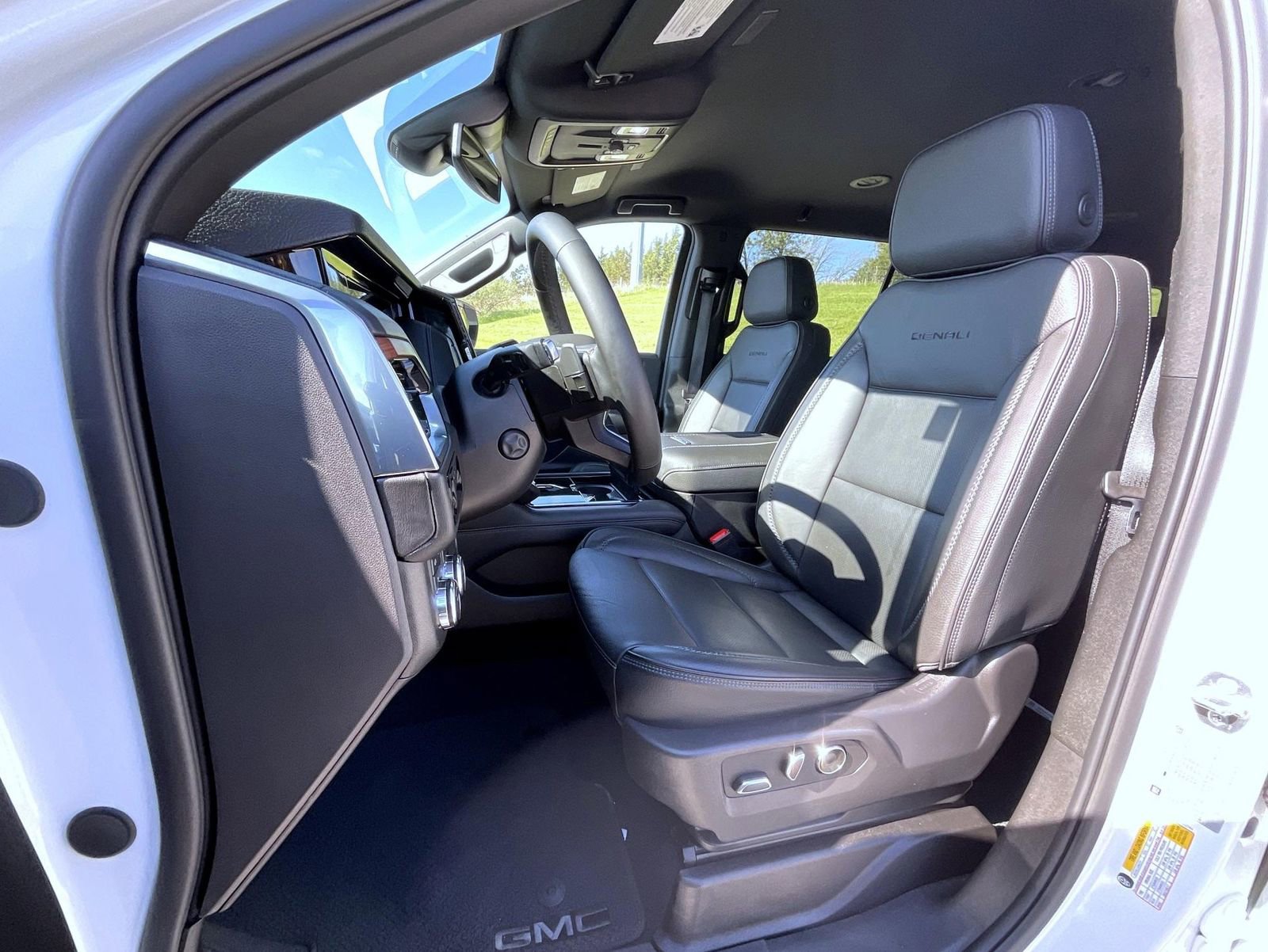 Used 2025 GMC Yukon XL Denali AWD/4WD image 10