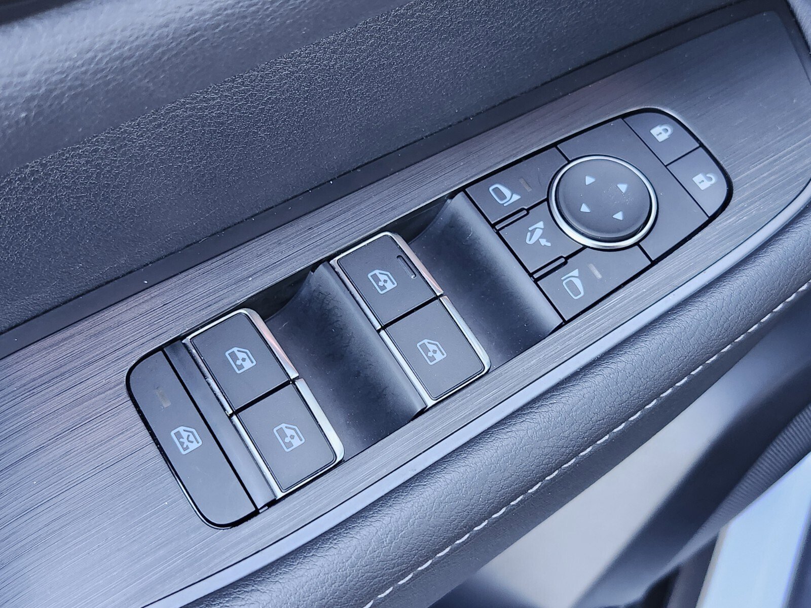 Used 2025 Nissan Armada SL w/ Captain's Chari Seat Package image 39