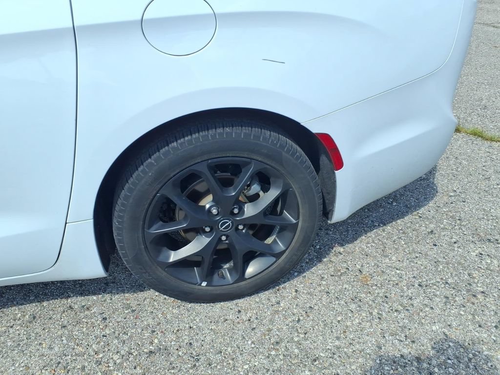 Used 2025 Chrysler Pacifica Limited FWD image 4