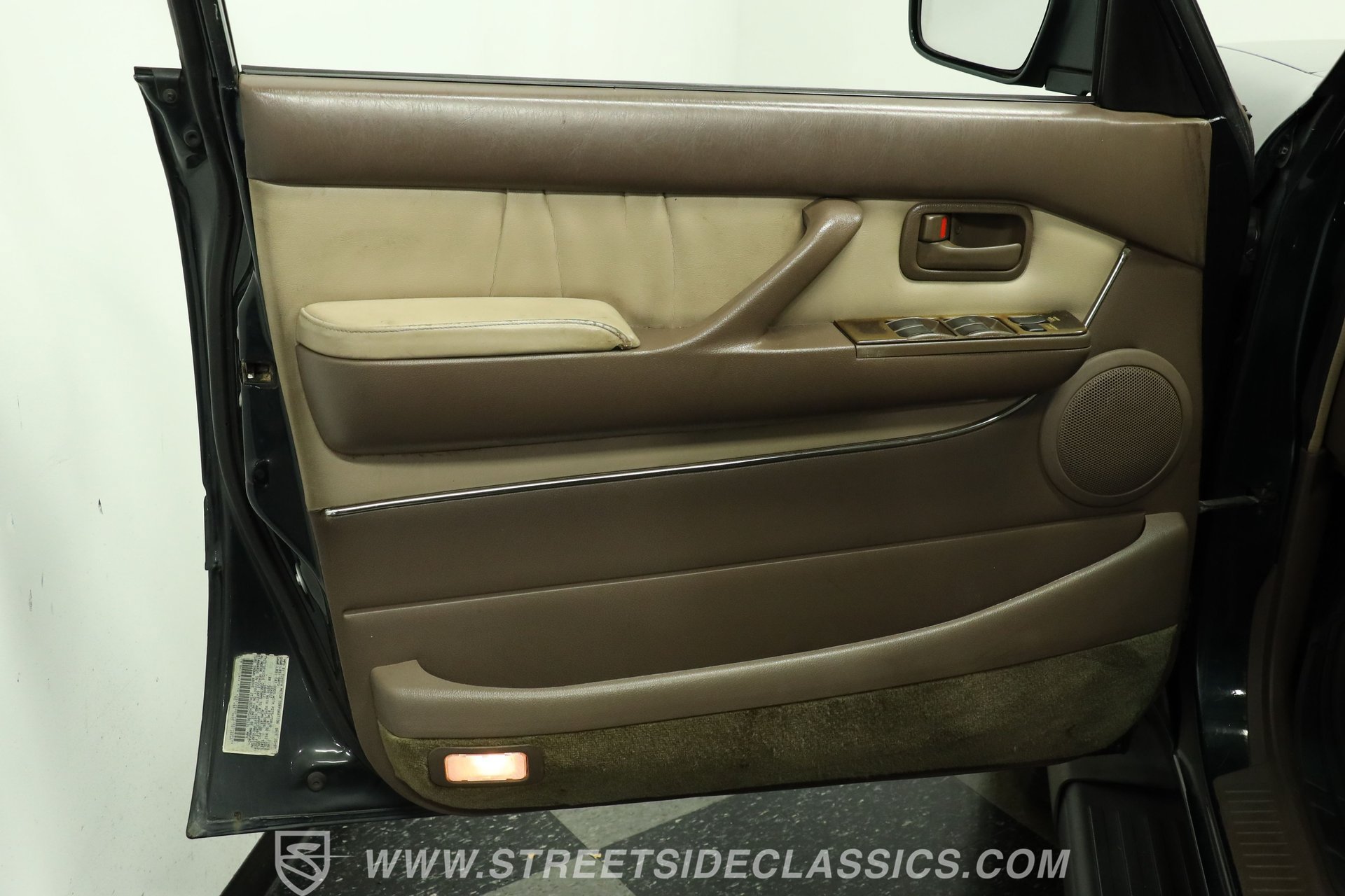 Used 1997 Toyota Land Cruiser w/ Collector's Edition Pkg AWD/4WD image 35