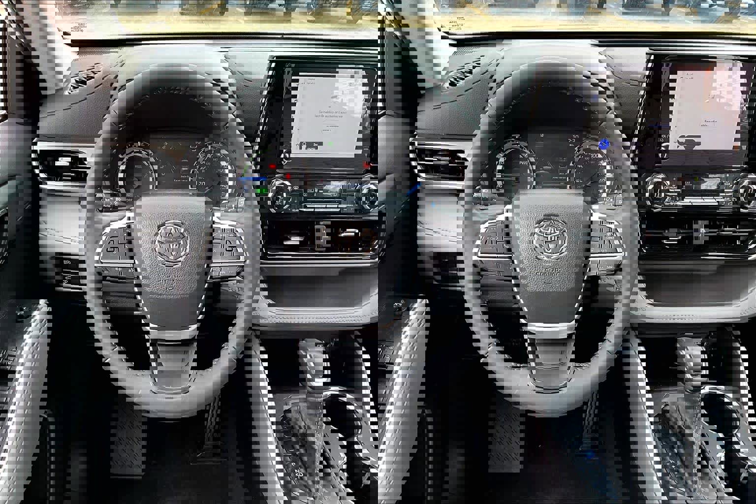 Used 2023 Toyota Highlander LE image 4