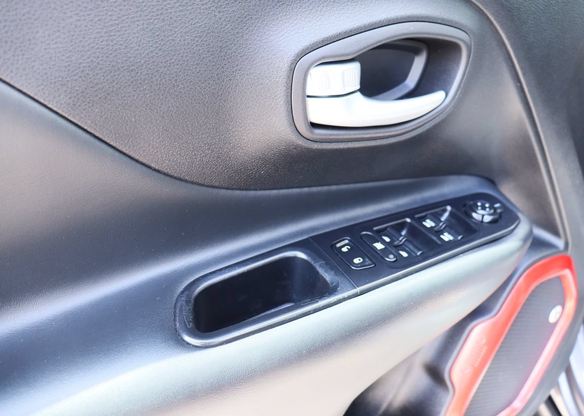 Used 2019 Jeep Renegade Trailhawk AWD/4WD image 37