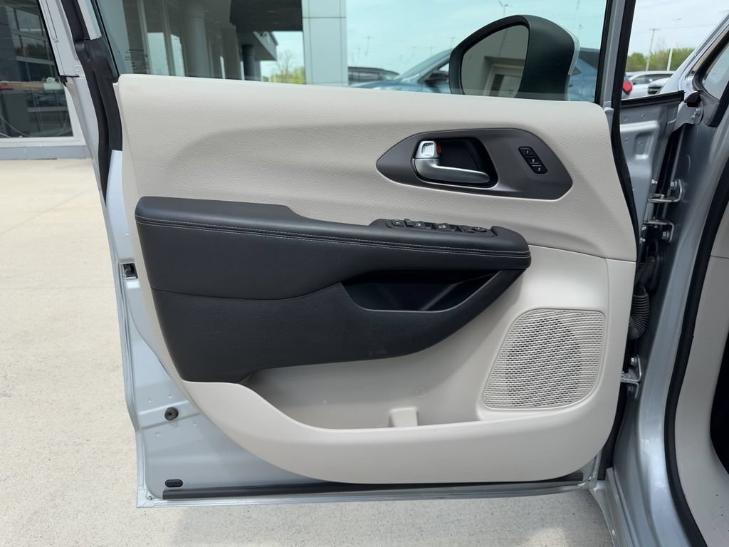 Used 2023 Chrysler Pacifica Touring-L FWD image 21