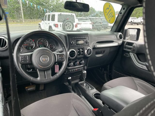 Used 2015 Jeep Wrangler Unlimited Sahara w/ Connectivity Group AWD/4WD image 14