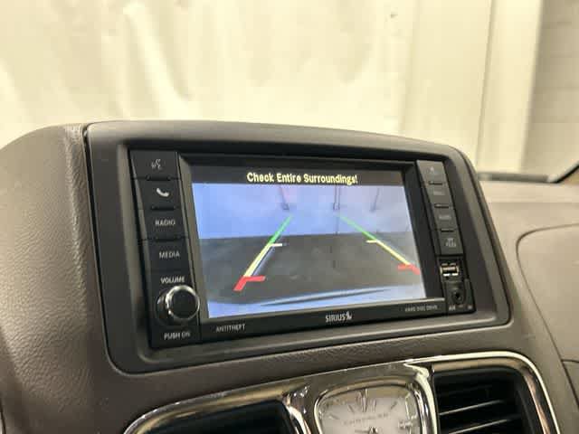 Used 2014 Chrysler Town & Country Touring FWD image 23