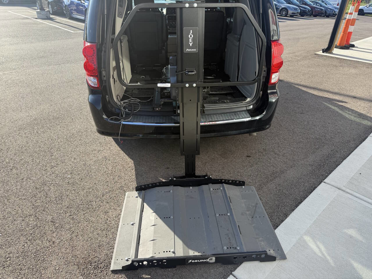 Used 2019 Dodge Grand Caravan SXT FWD image 22