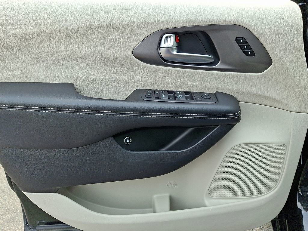 Used 2023 Chrysler Pacifica Touring-L image 13