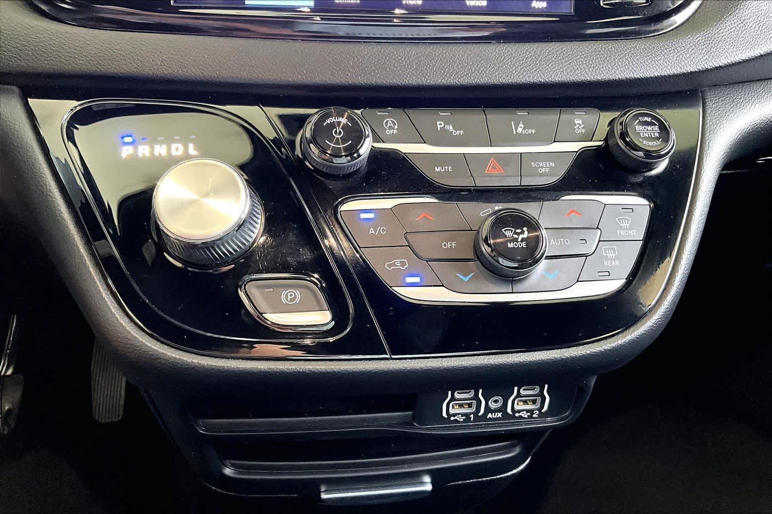 Used 2025 Chrysler Pacifica Select image 32