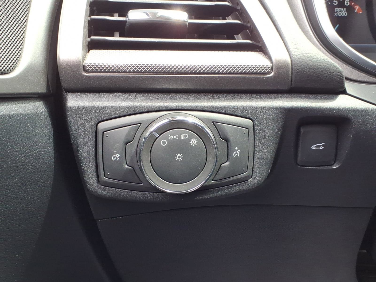 Used 2020 Ford Fusion SE AWD/4WD image 29